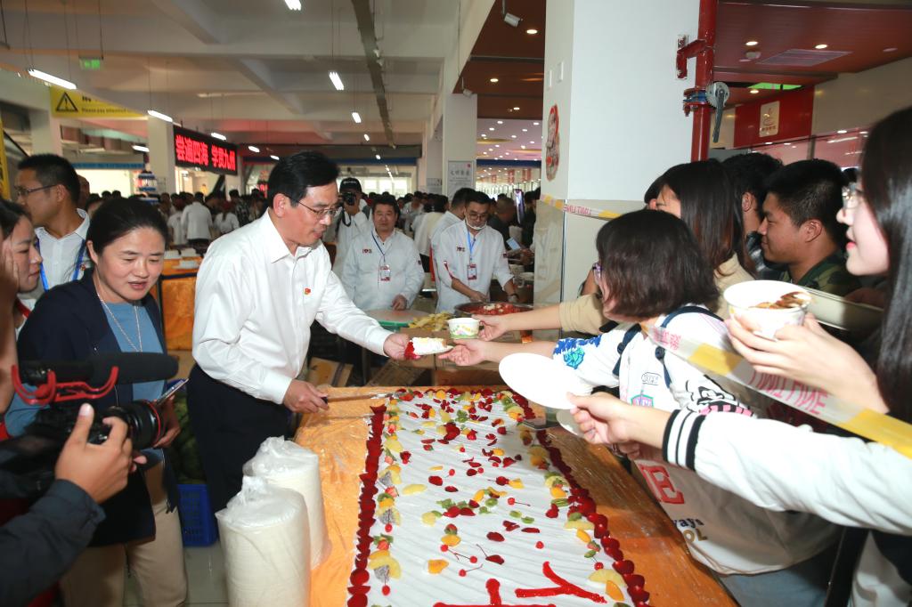 田雷副院长为同学们分享学院70华诞生日蛋糕