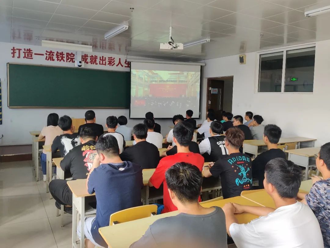 学校学生成员收看“七一勋章”颁授仪式