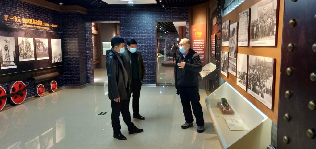 金东源一行参观学校铁路博物馆。