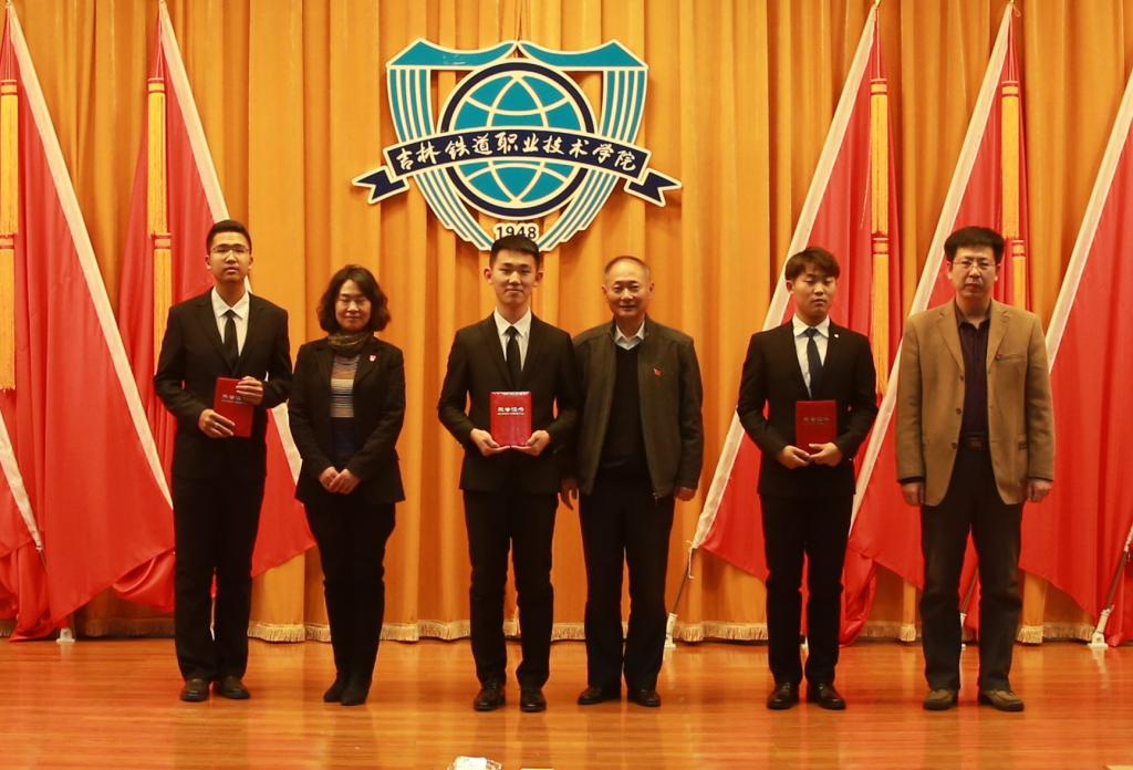 各分院总支书记为获得三等奖选手颁奖