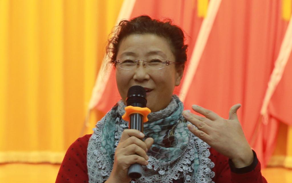 评委张劲松老师为比赛选手点评