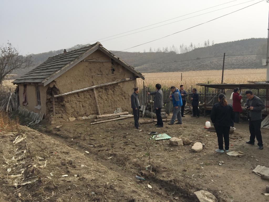 在索屯村走访贫困户