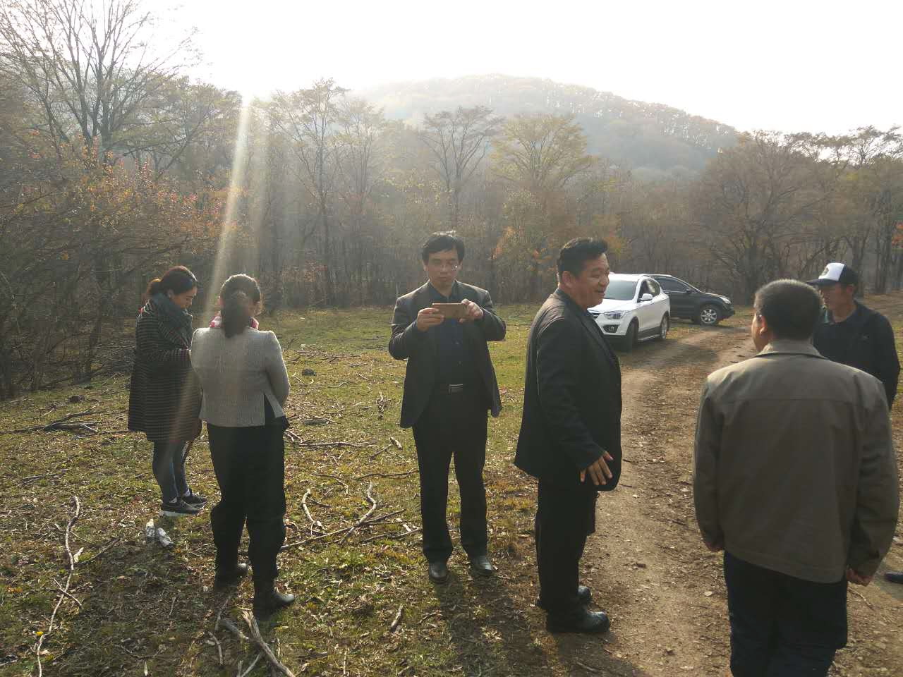 在我院资助购买的仲坪村黄牛养殖基地山场进行实地踏查