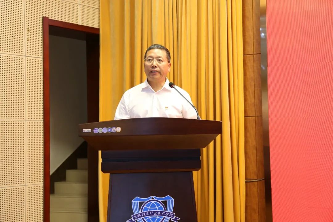 党委副书记徐彤宝宣读表彰决定