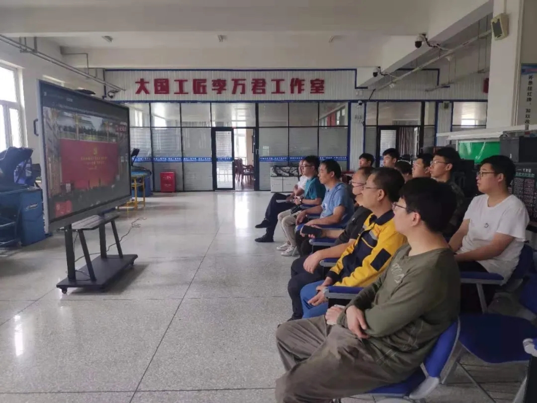 学校教师成员收看“七一勋章”颁授仪式