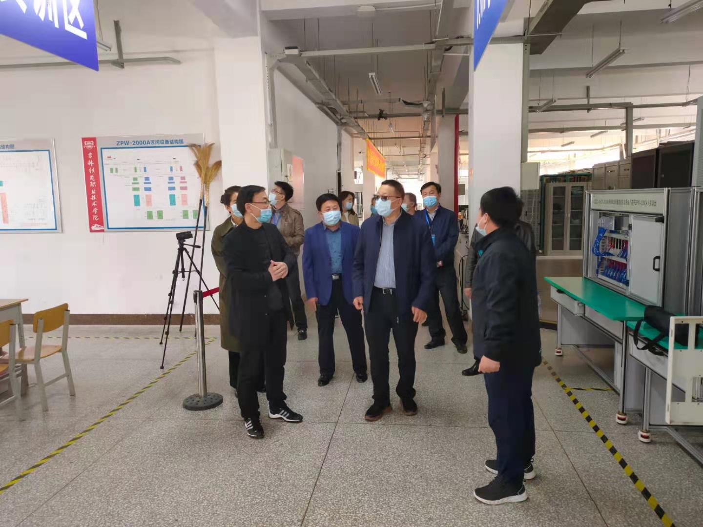 监督组检查比赛现场