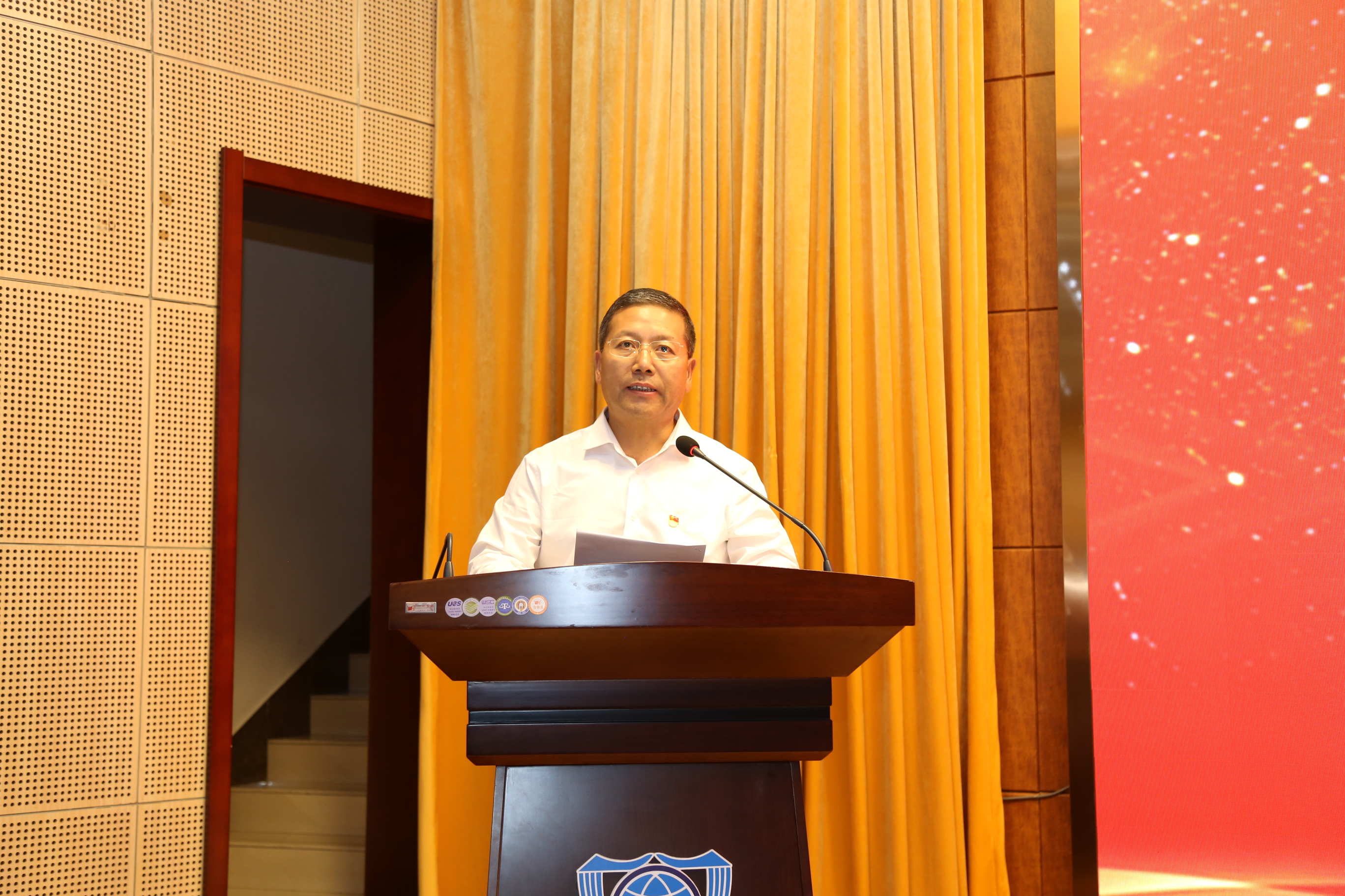 党委副书记徐彤宝主持会议