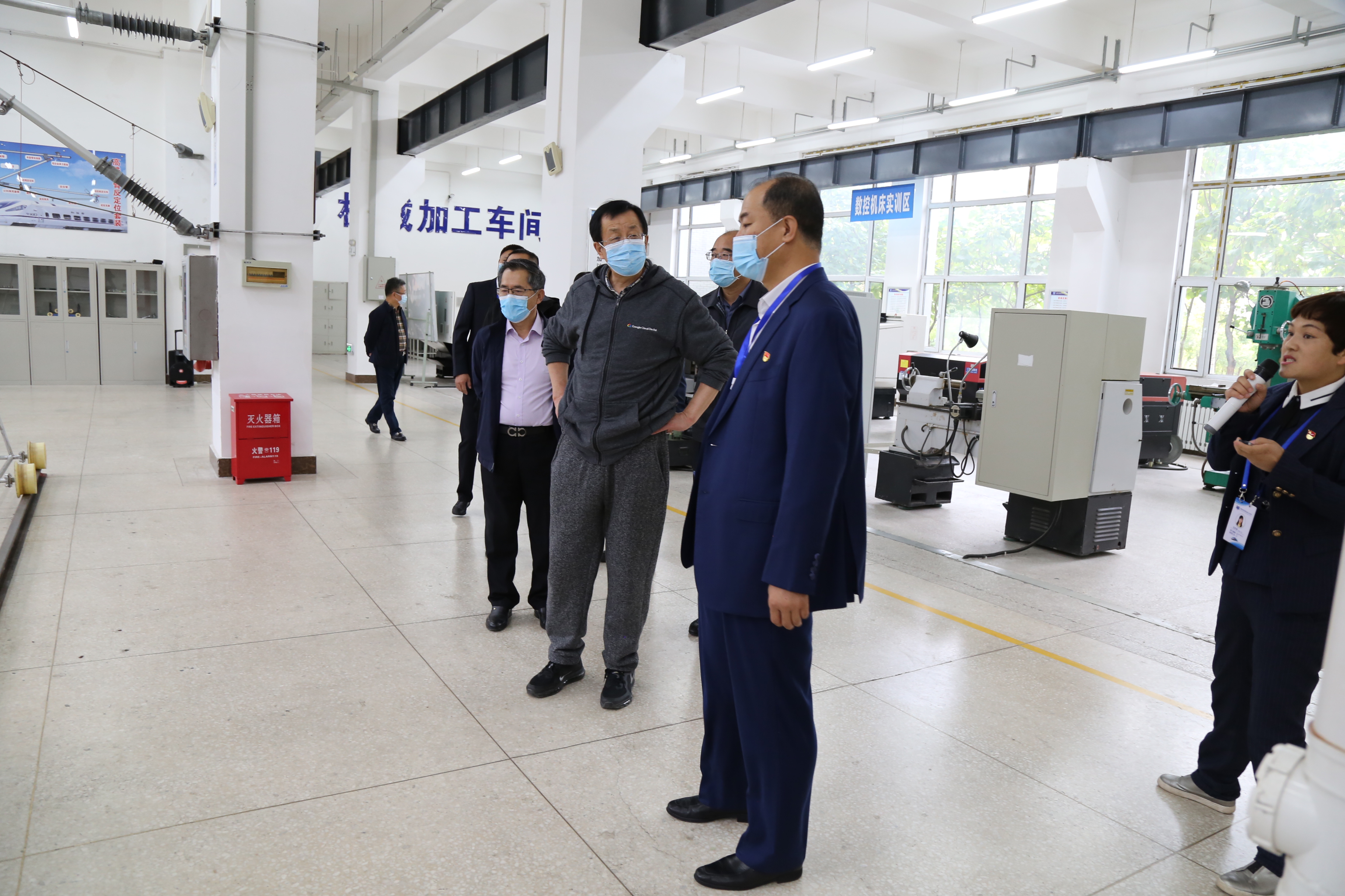 考察铁道供电技术专业实训室