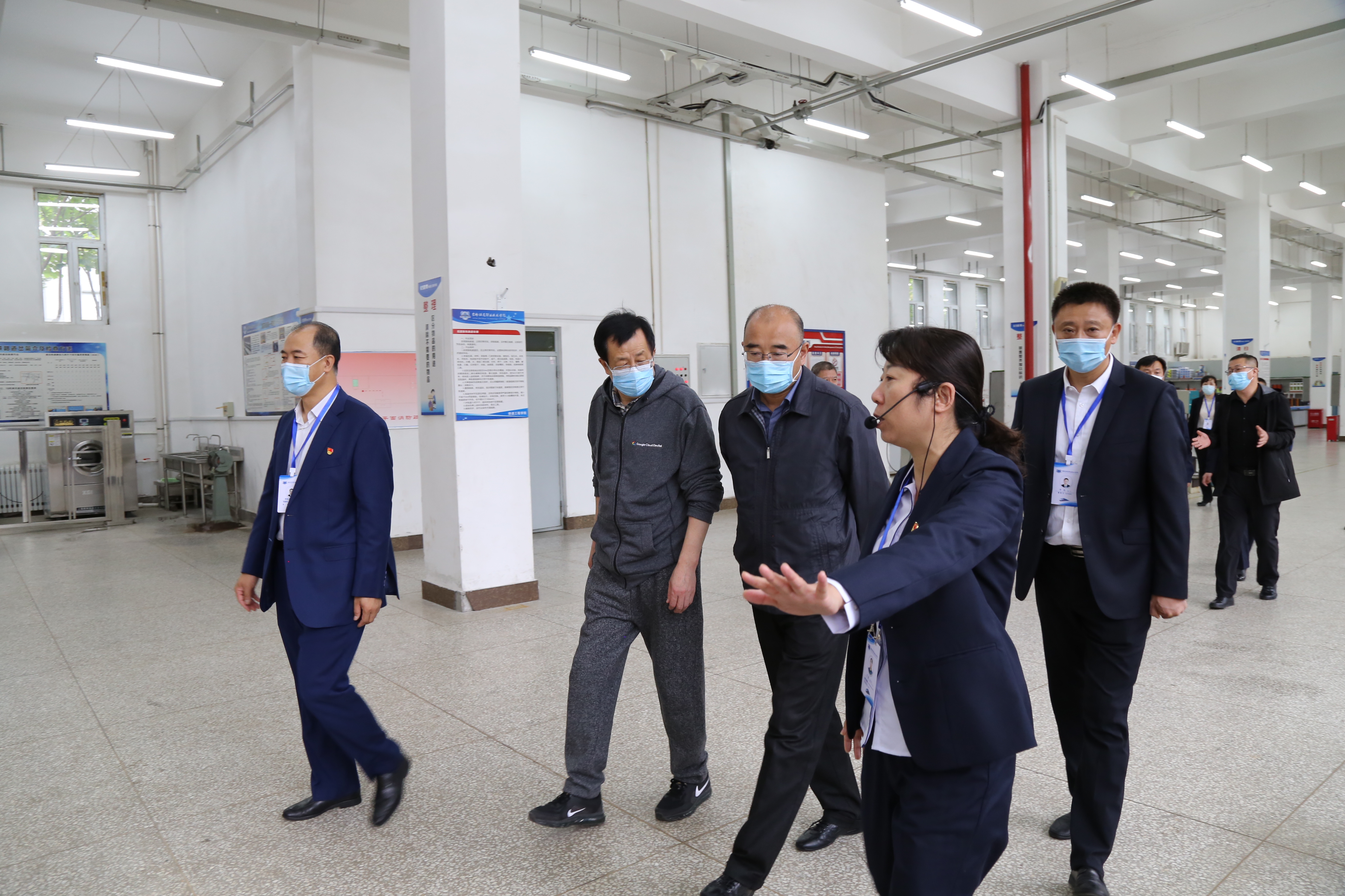 考察铁道工程技术专业实训室