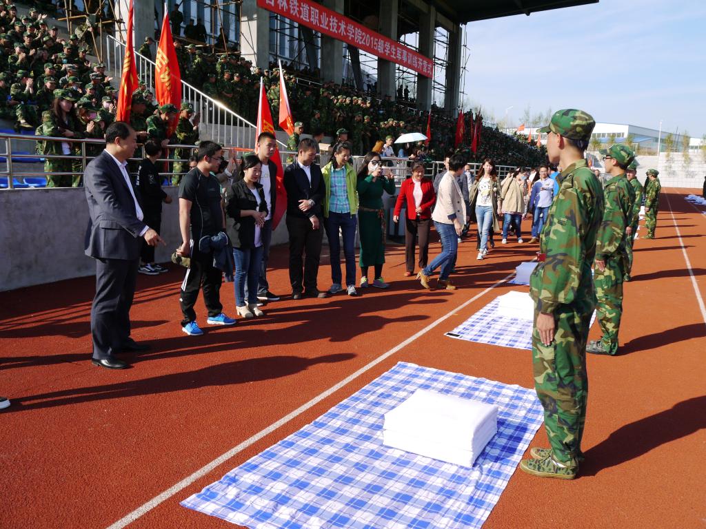 全体学工干部参观比赛成果