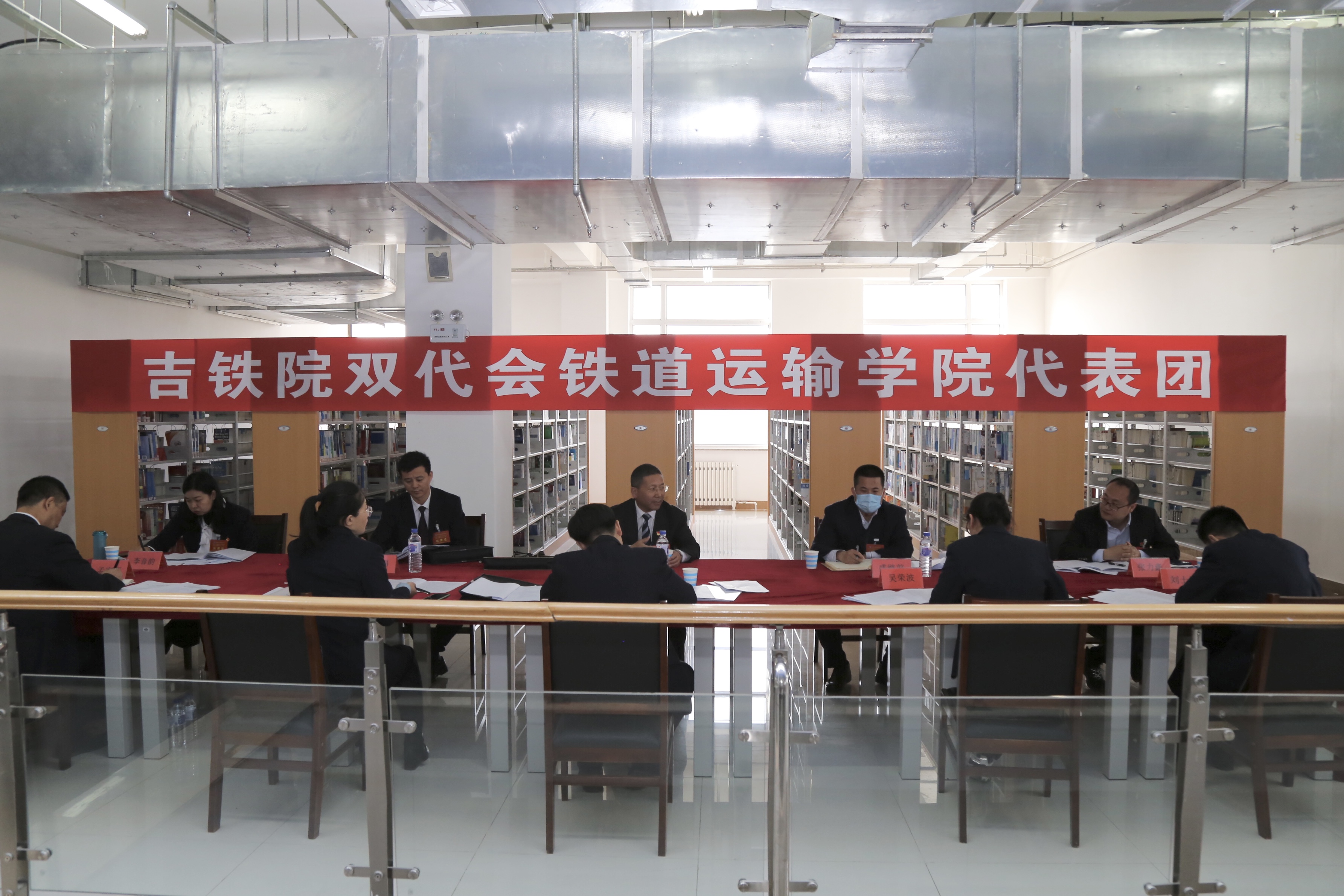 党委副书记徐彤宝到铁道运输学院代表团参加分组讨论