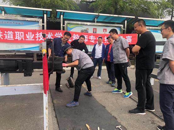 说明:分解组装13号车钩钩头