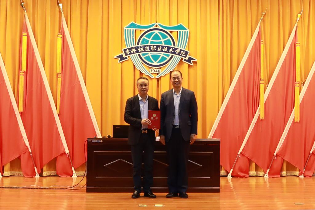 曹炳志校长颁发客座教授聘书