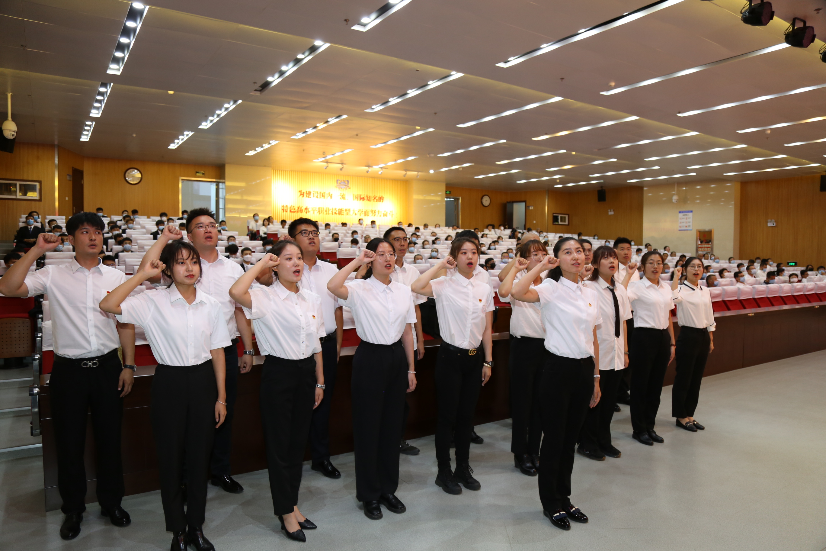 新教师进行入职宣誓