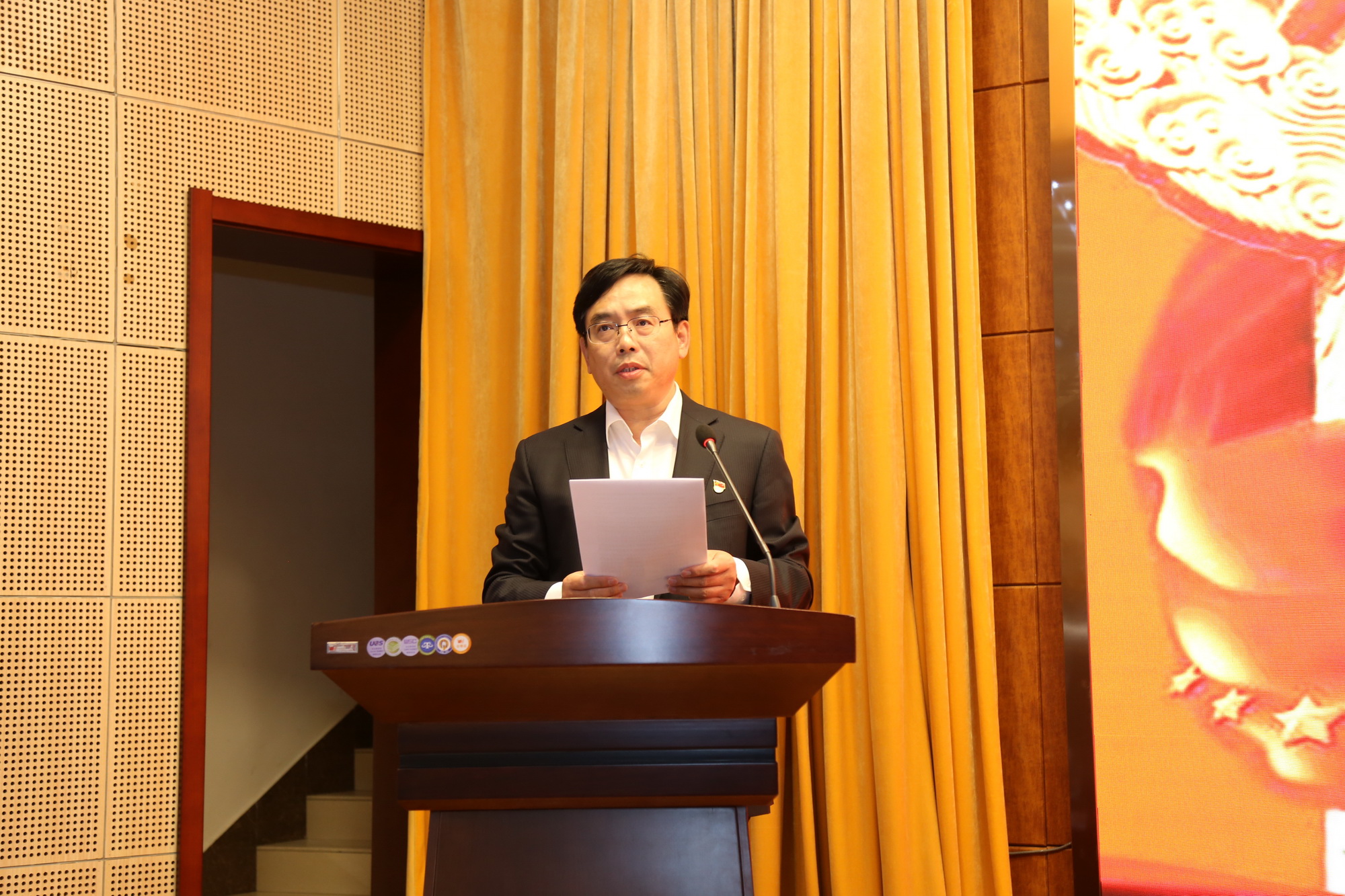 副校长田雷主持大会