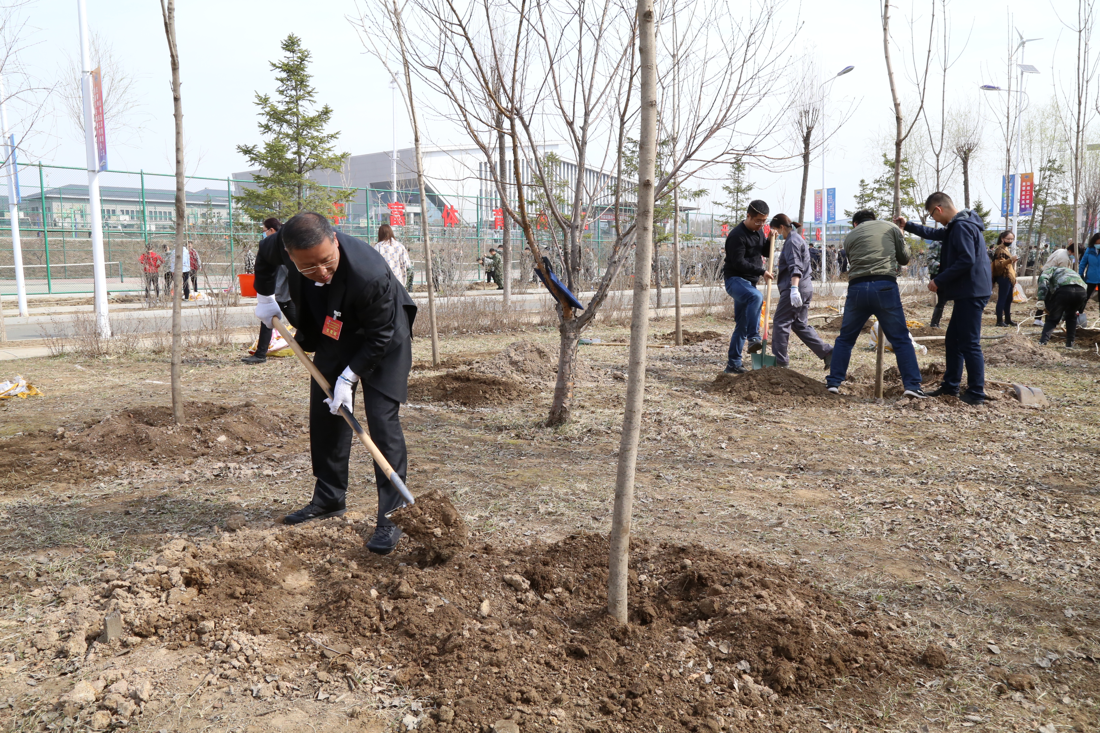 党委副书记徐彤宝在植树活动现场