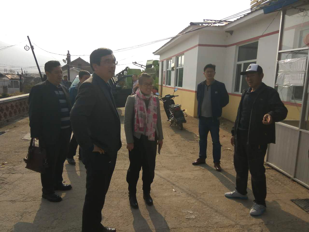 在仲坪村与村镇干部交流