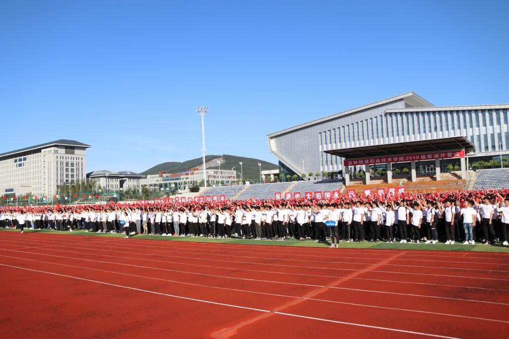 万名师生齐唱《我和我的祖国》