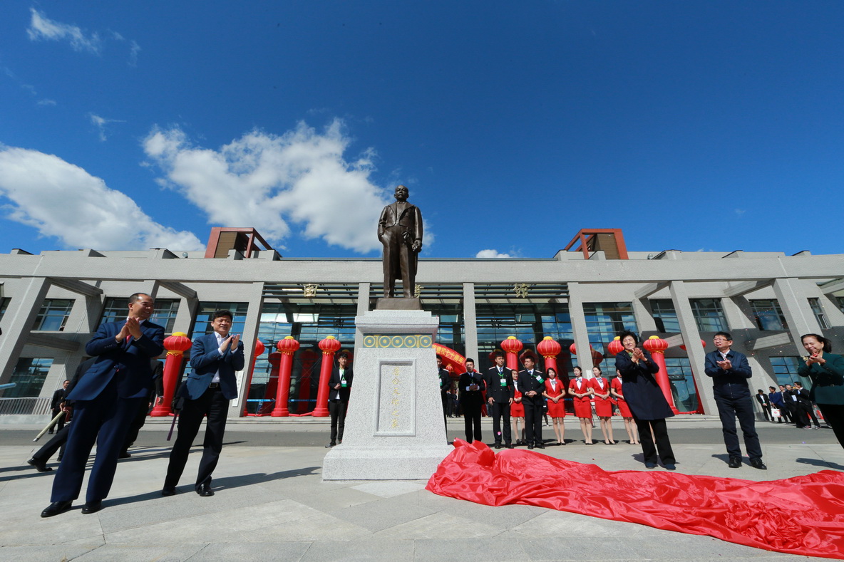 吉林省人大常委会副主任车秀兰、吉林省教育厅副厅长战高峰、吉林市委常委 常务副市长李天林、吉林市政协副主席李敏花、学院院长曹炳志为詹天佑铜像揭幕