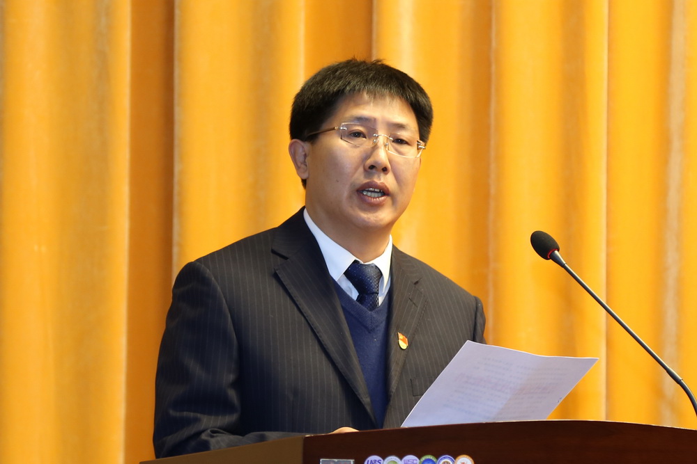 校企合作处处长王建军宣读合作企业和聘任指导师傅的相关文件