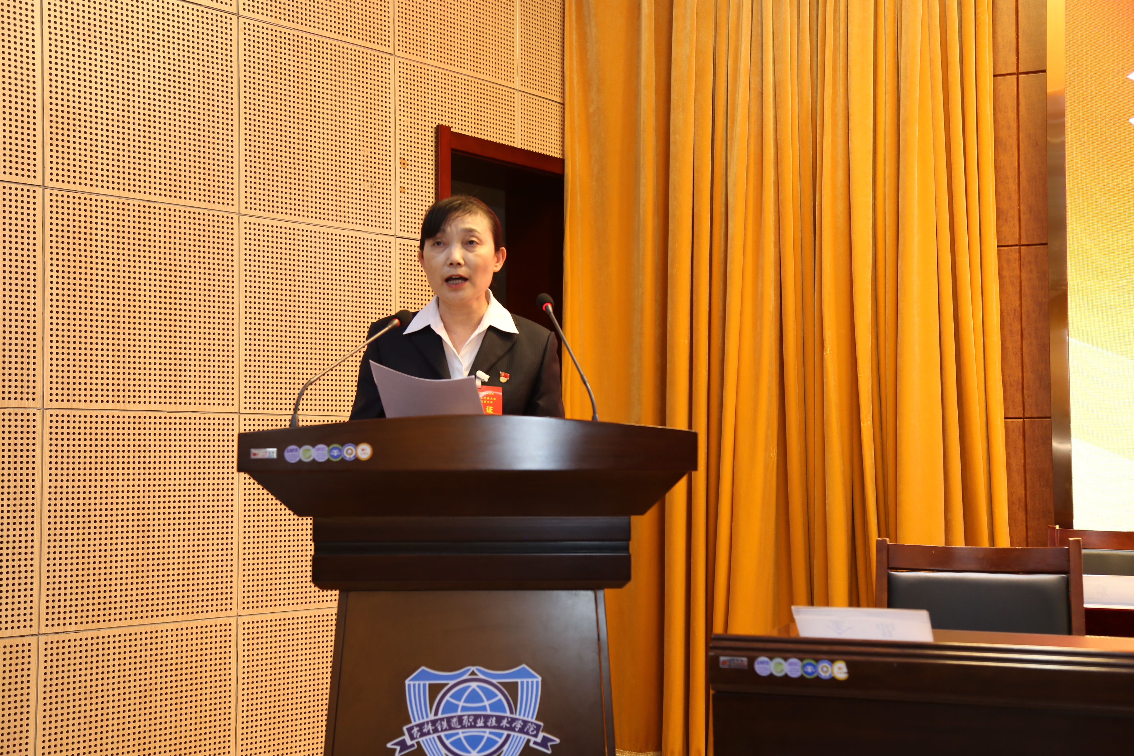 副校长张辉作筹备工作情况报告