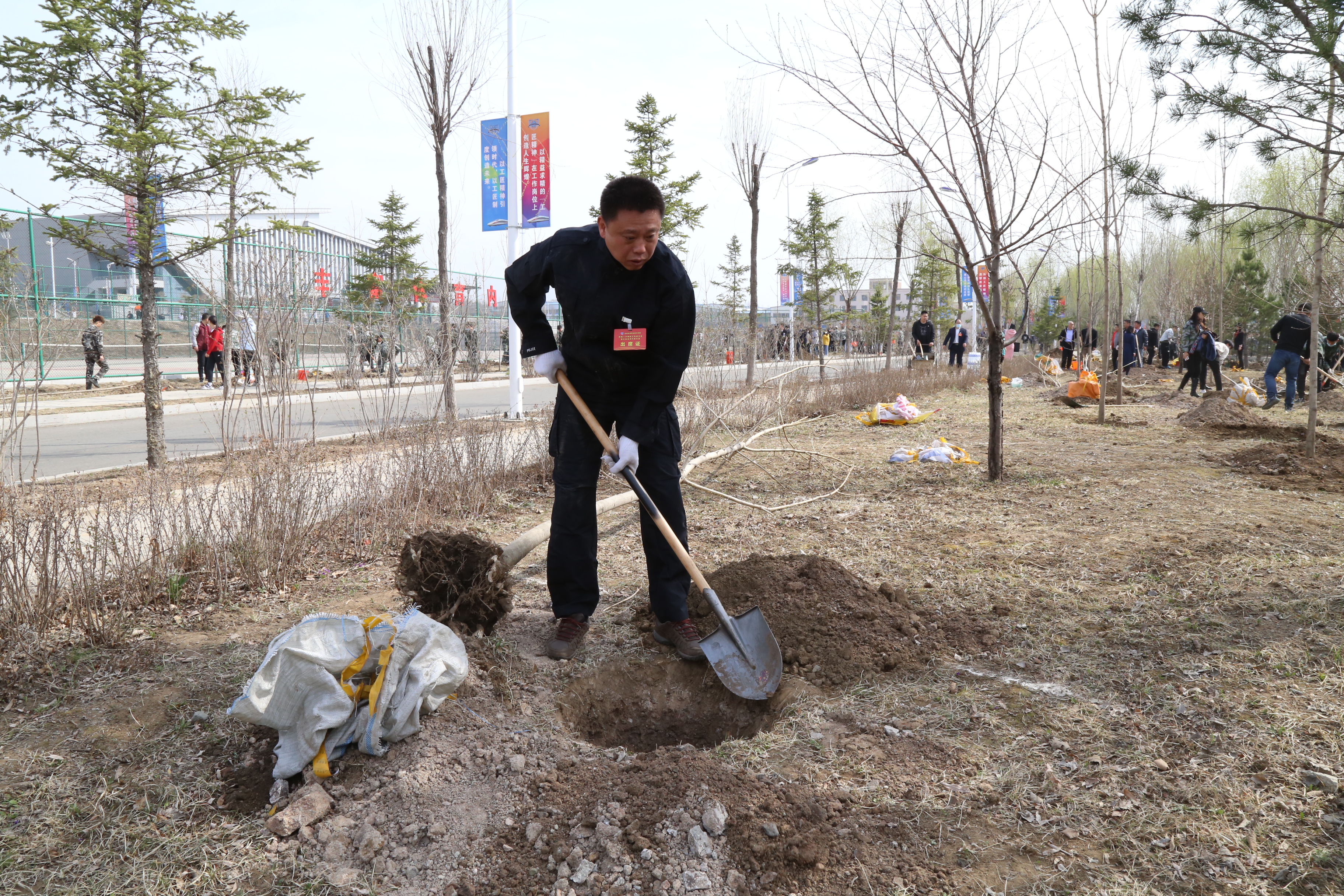 副校长李欣在植树活动现场