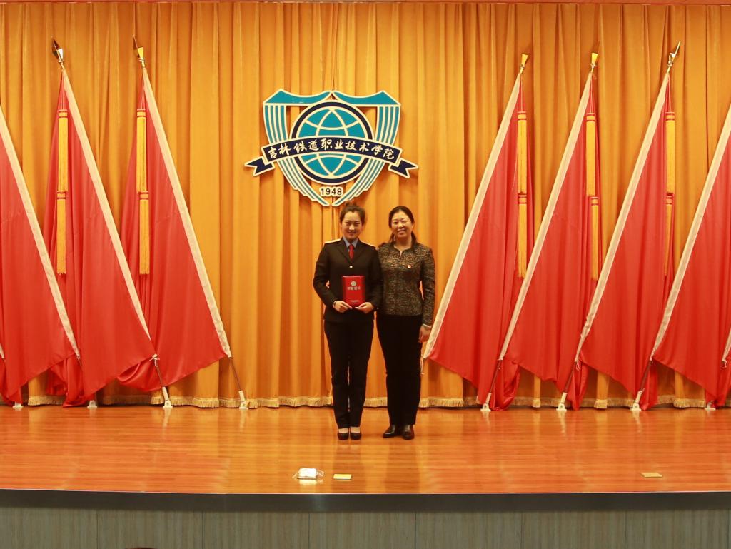 学院领导为一等奖选手颁奖