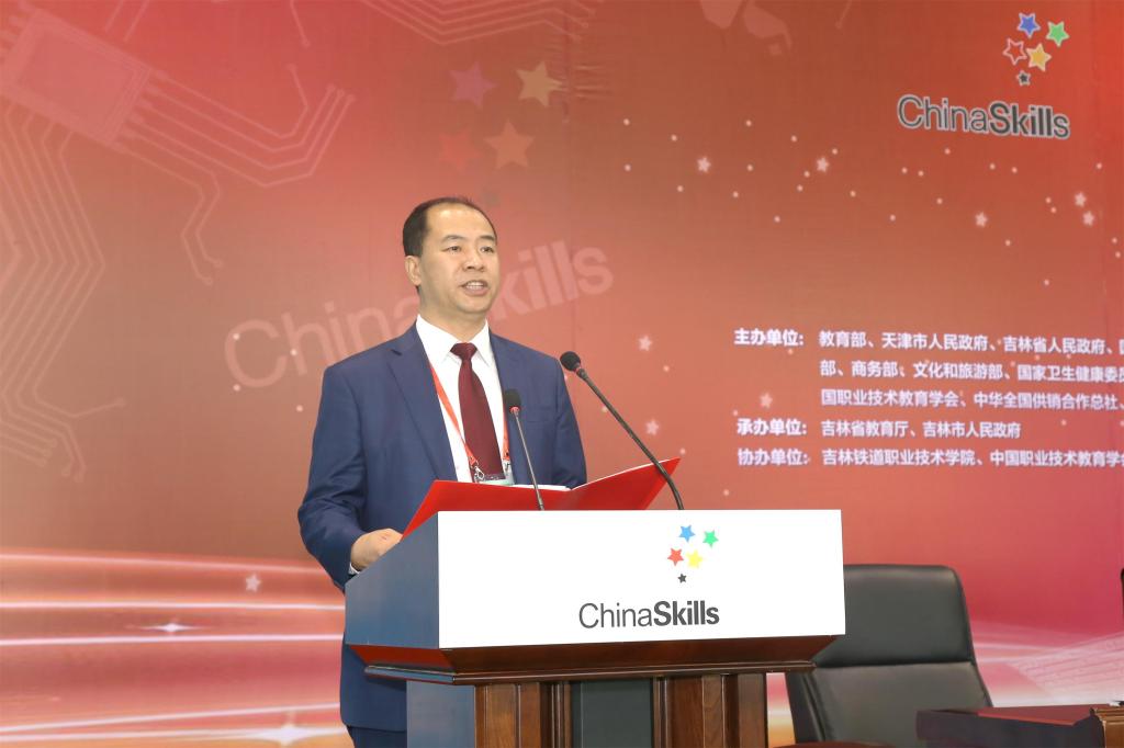 吉林铁道职业技术学院校长曹炳志主持开幕式