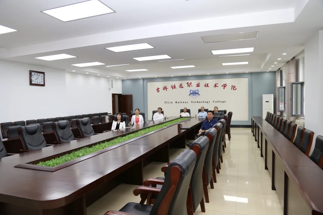 学校领导班子成员收看庆祝中国共产党成立100周年大会直播