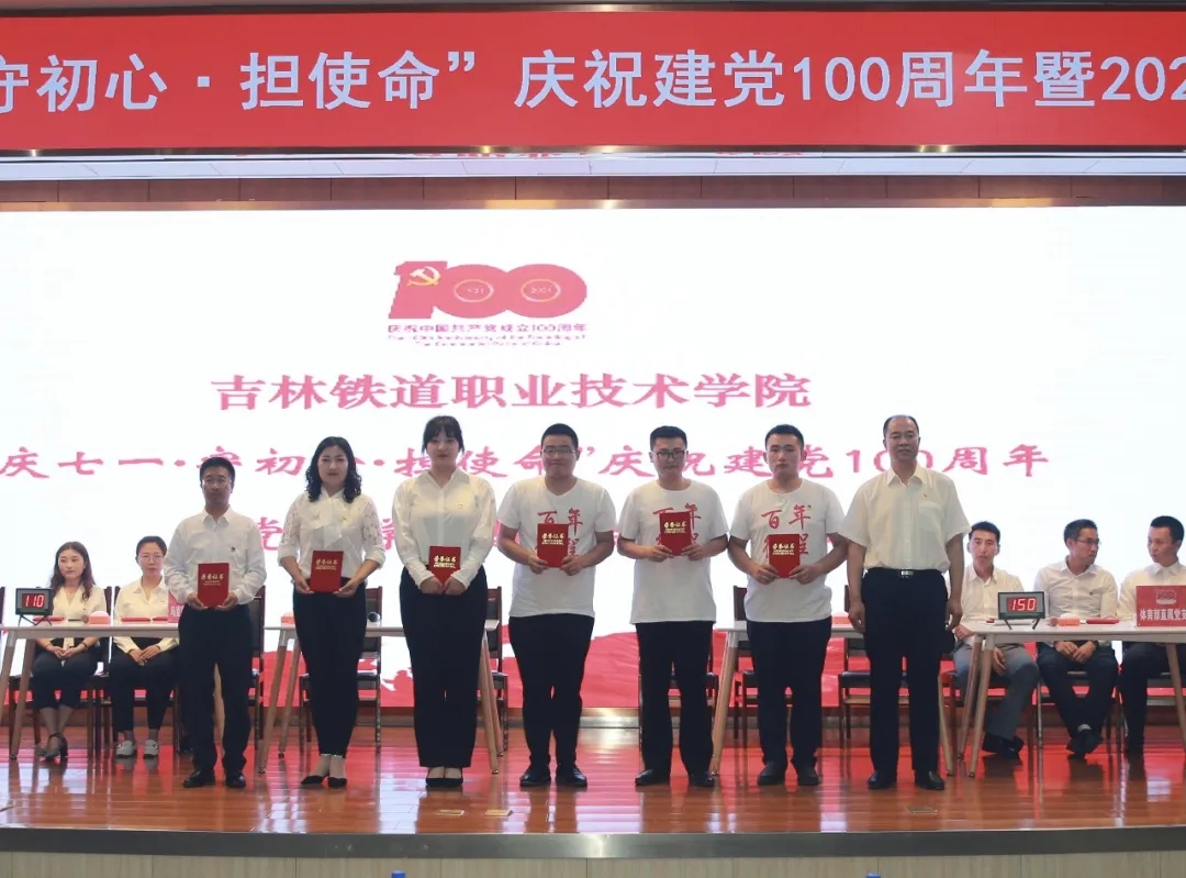 校长曹炳志为获得二等奖的参赛队伍颁奖