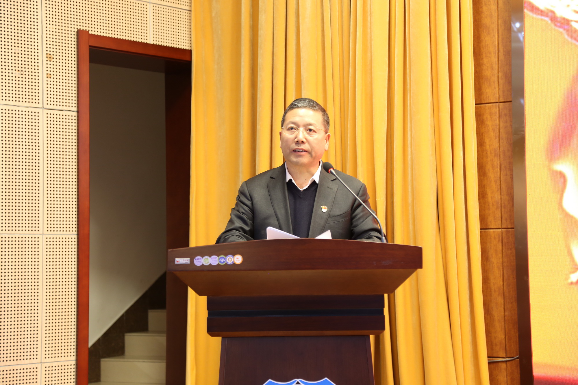 党委副书记徐彤宝做党建和思想政治工作报告