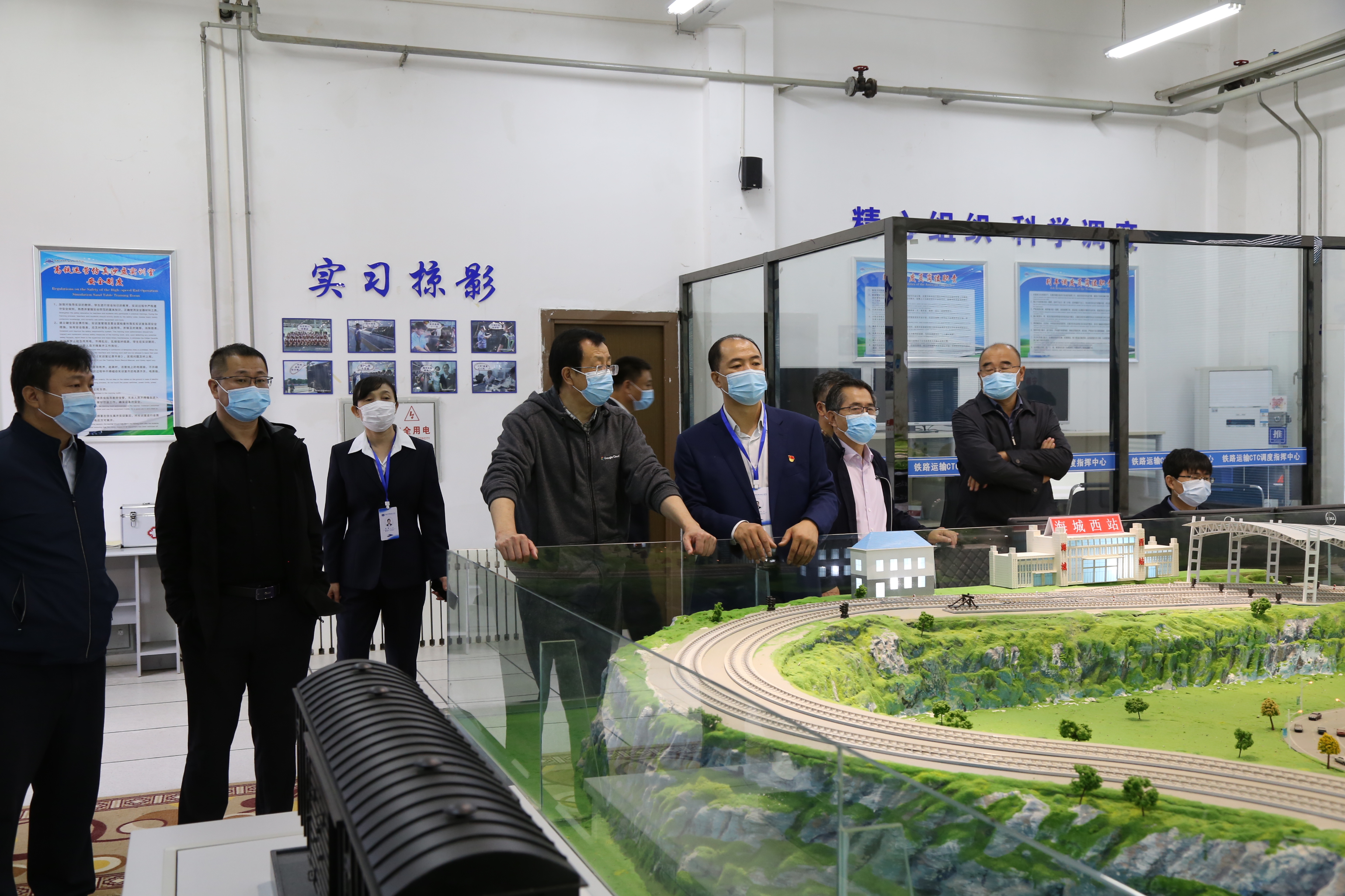 考察铁道交通运营管理专业实训室