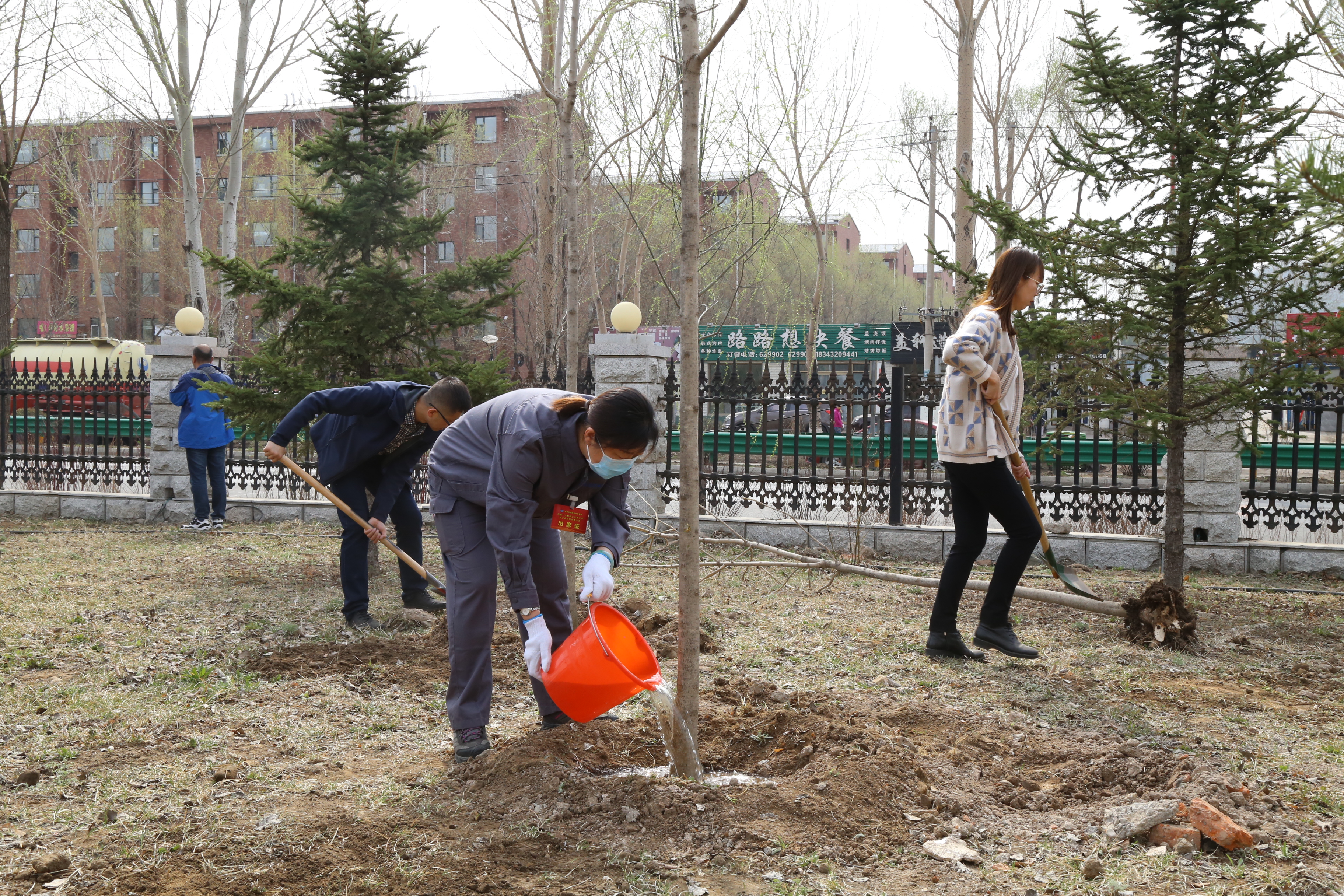 纪委书记苏春年在植树活动现场