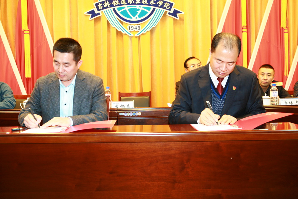 学院领导与合作企业签订现代学徒制框架合作协议