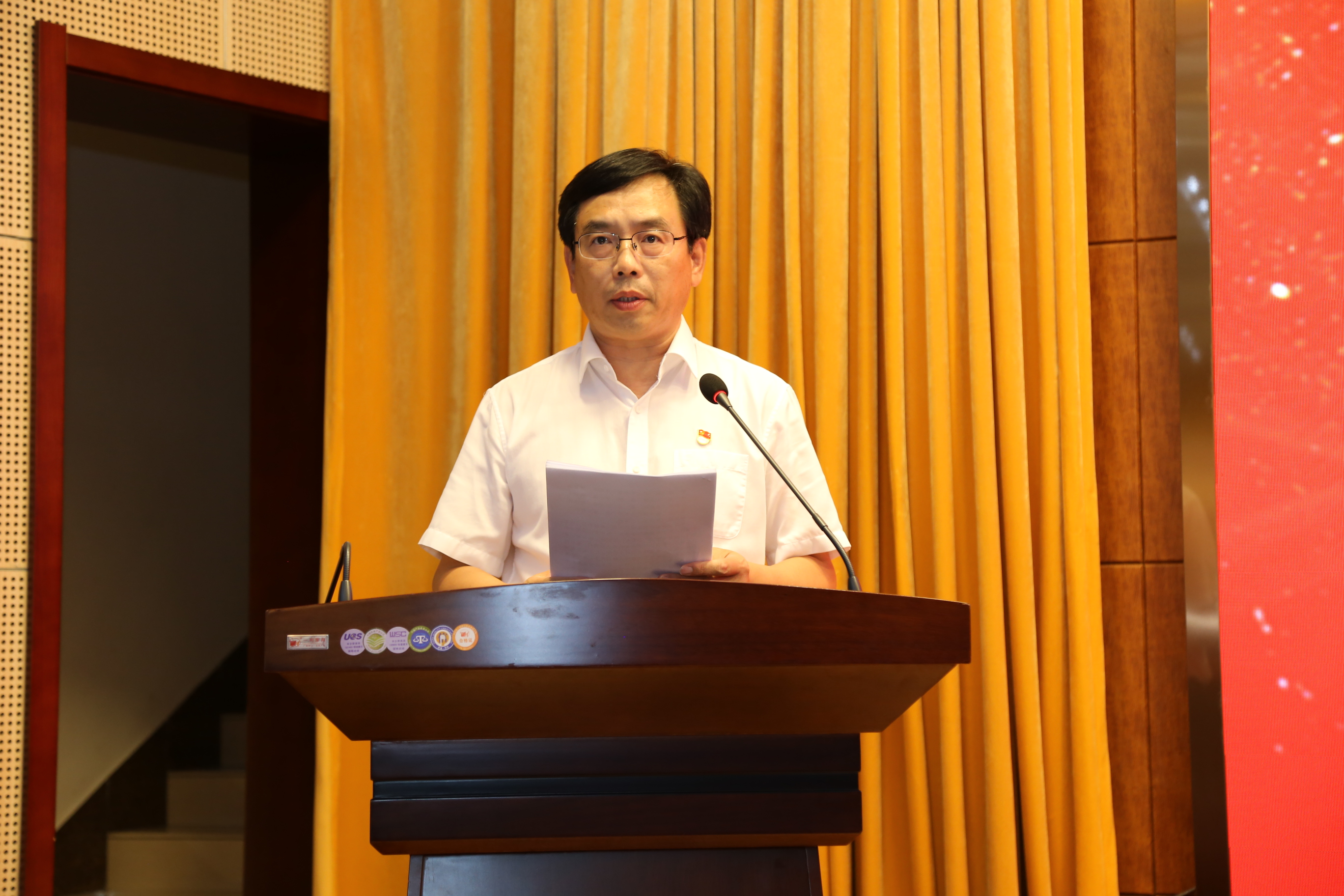 副校长田雷宣读表彰决定