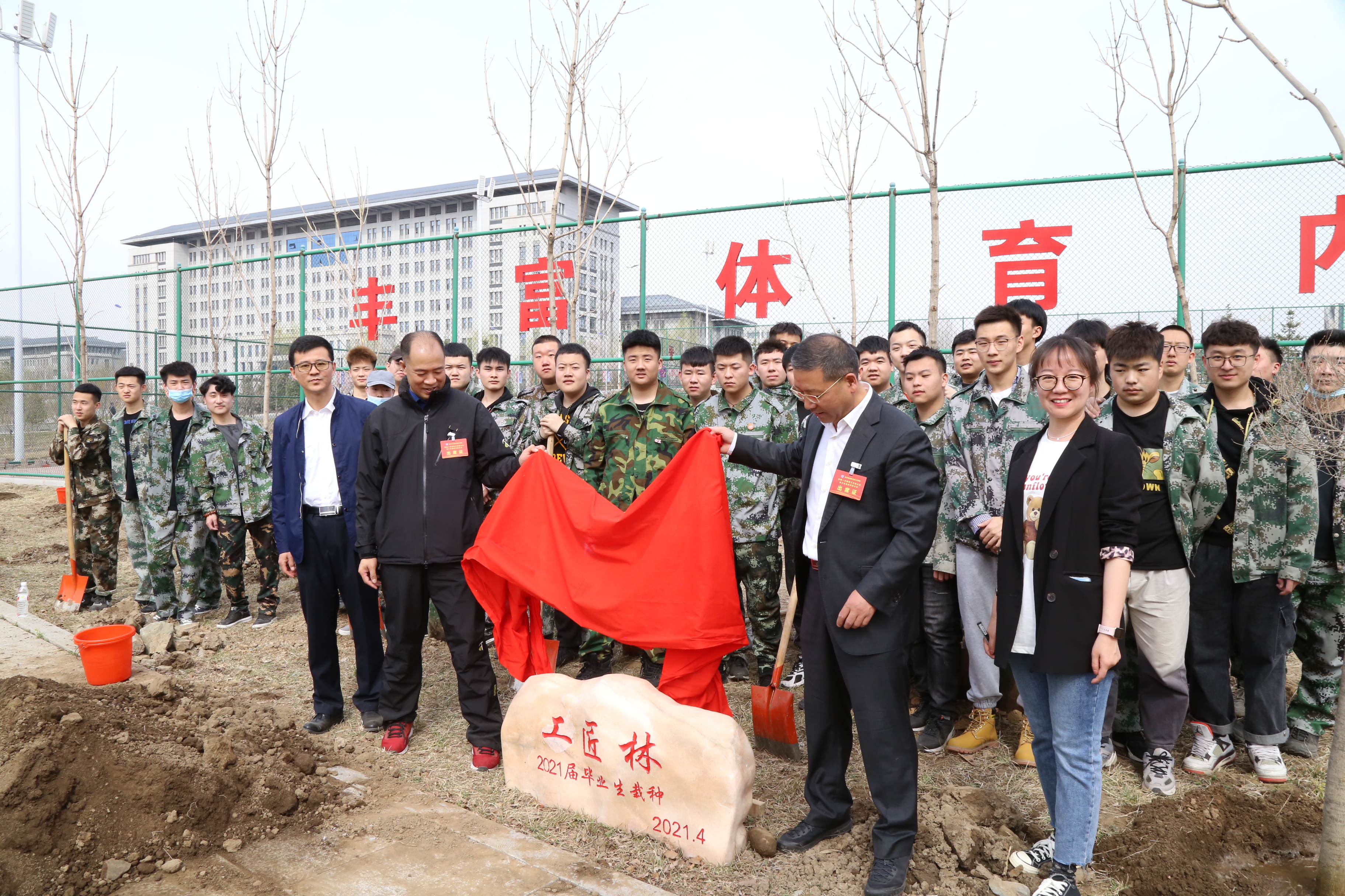 学校领导为工匠林落成揭幕