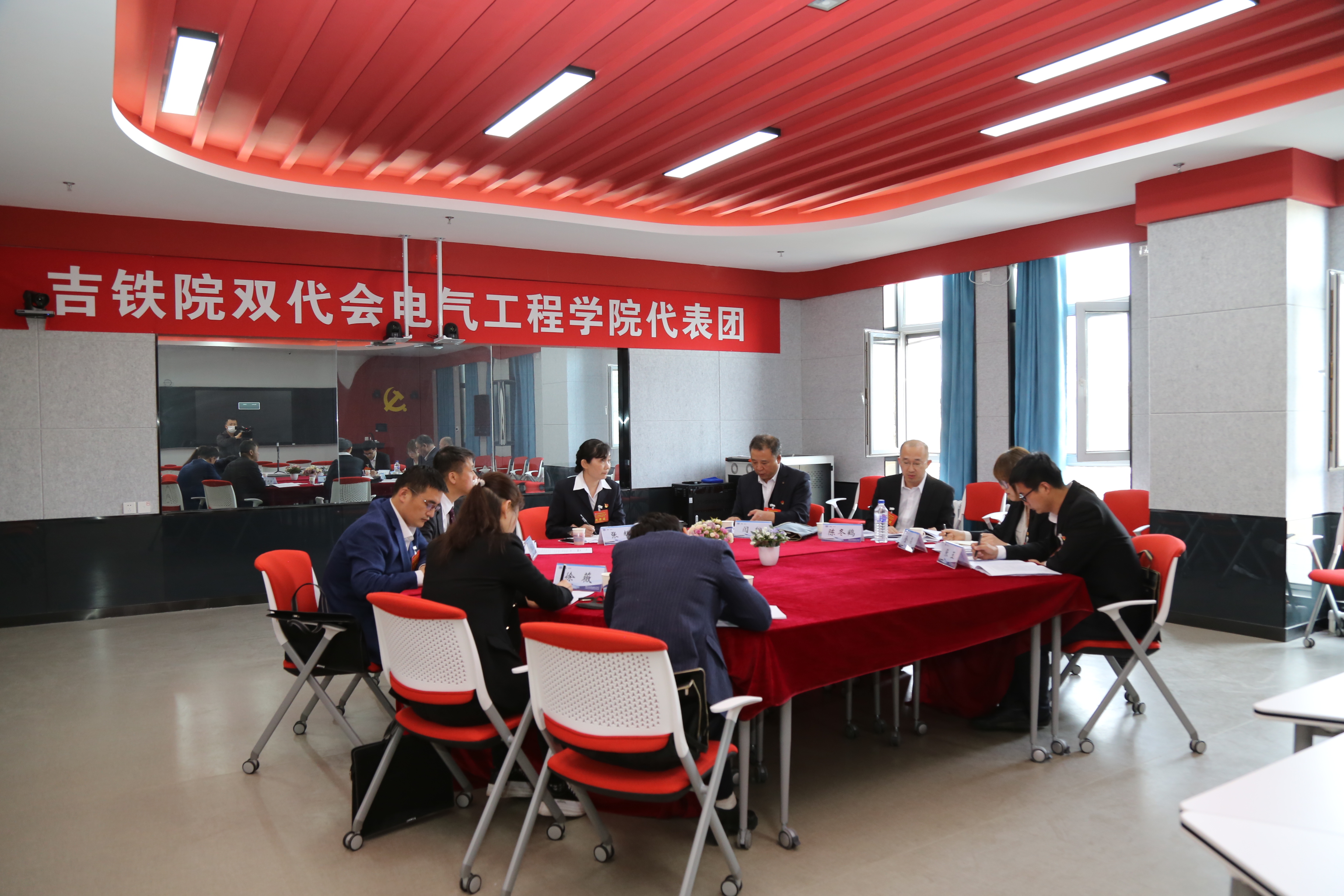 副校长张辉到电气工程学院代表团参加分组讨论