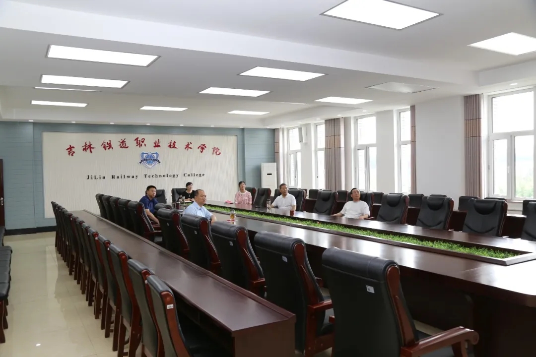 学校领导班子成员收看“七一勋章”颁授仪式