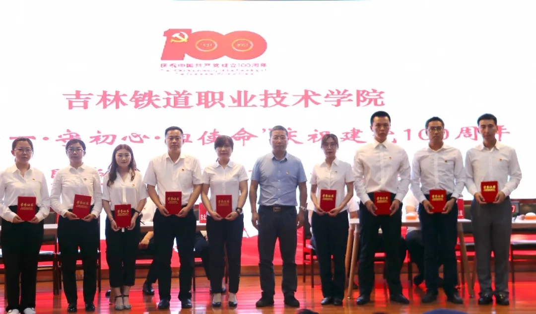 党委副书记徐彤宝为获得三等奖的参赛队伍颁奖