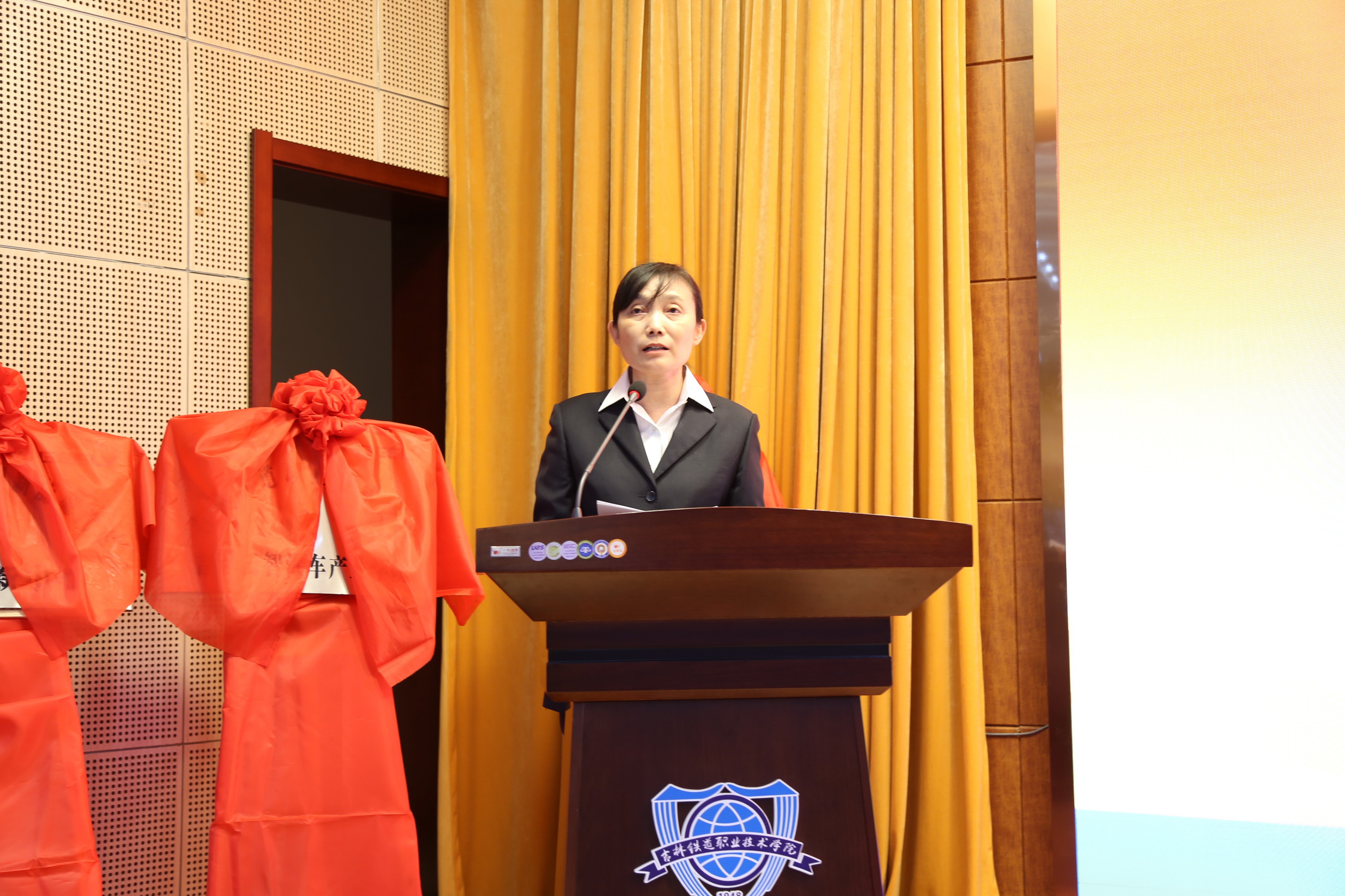 副校长张辉主持会议