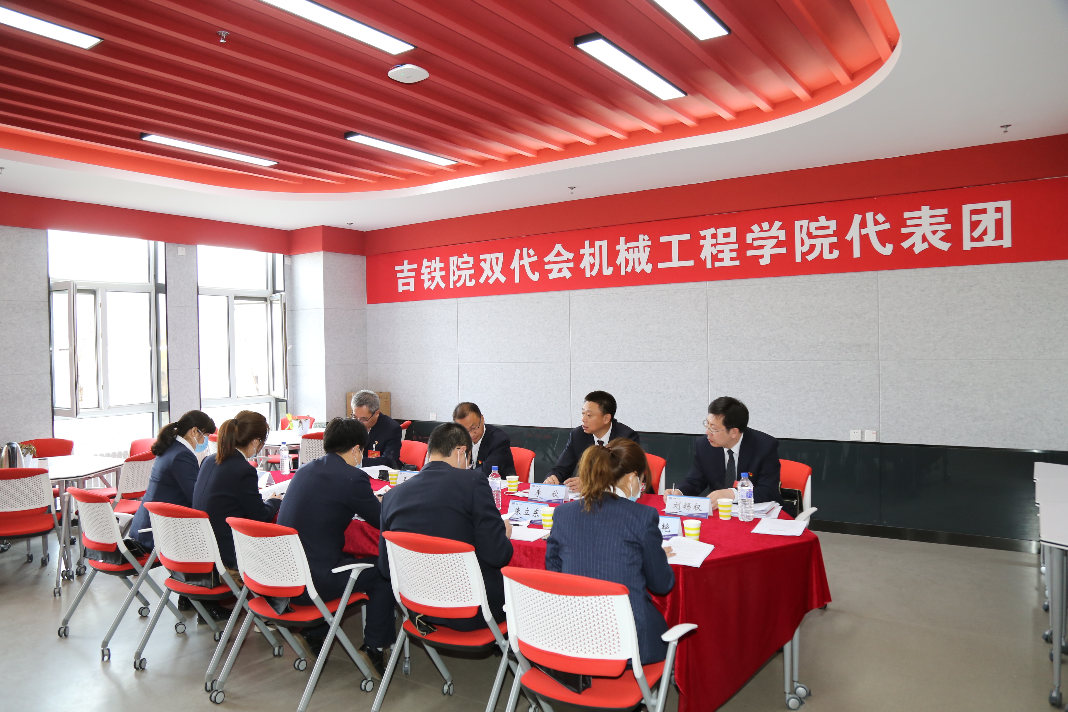 副校长李欣到机械工程学院代表团参加分组讨论