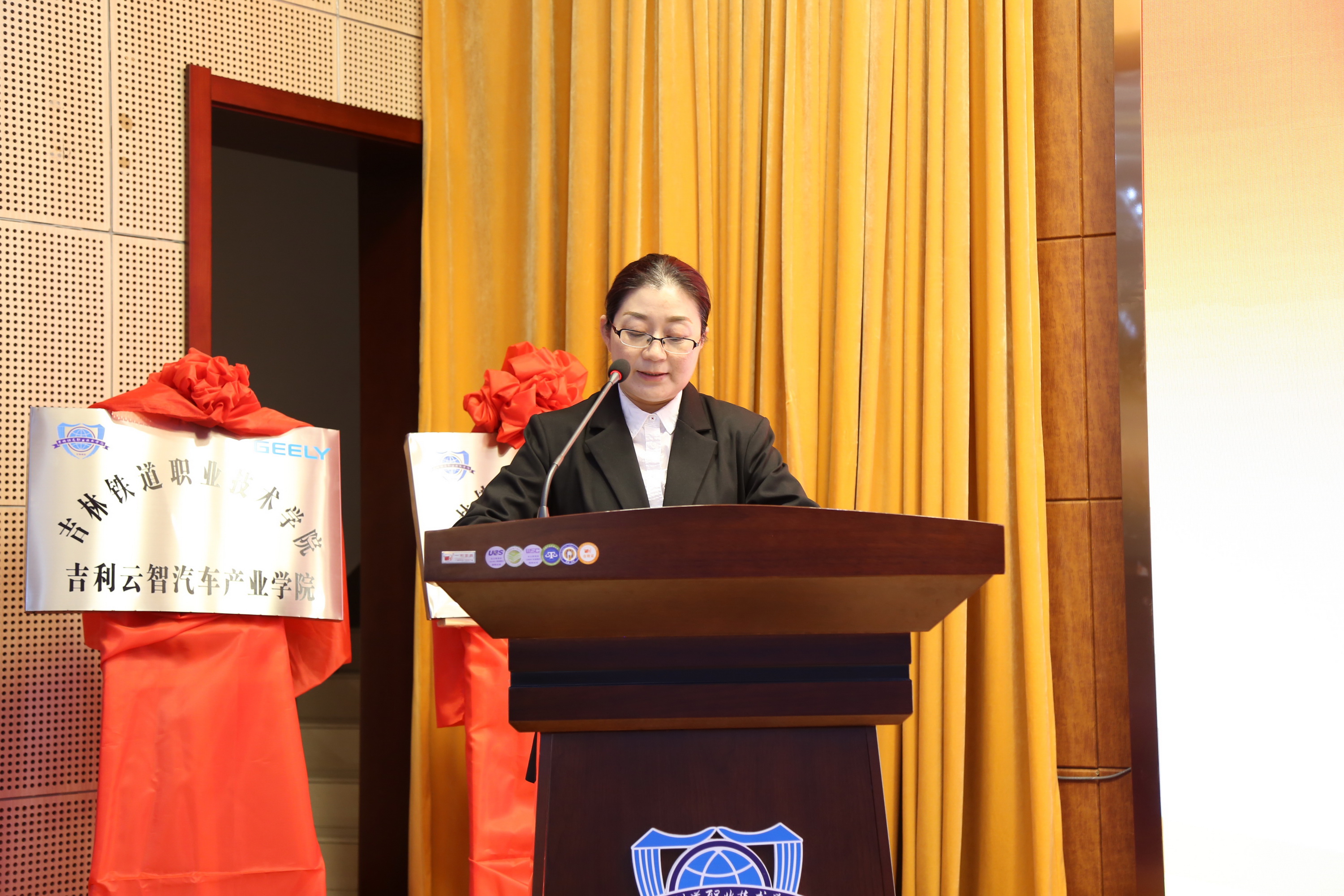 铁道机车学院院长金晶发言