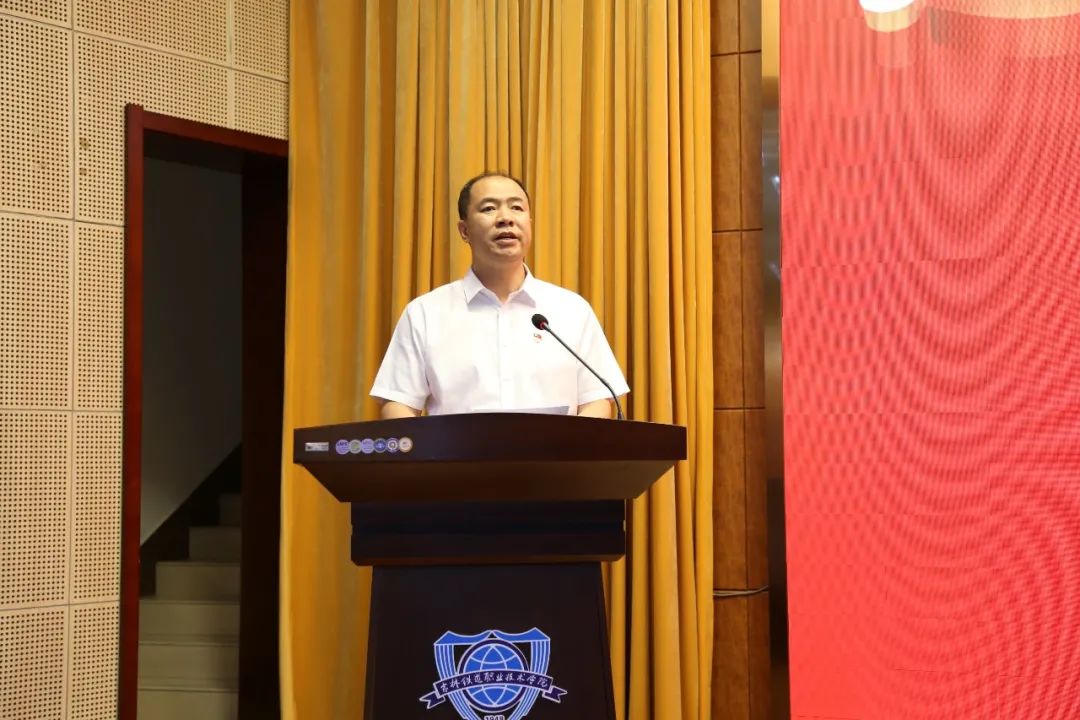 校长曹炳志主持大会