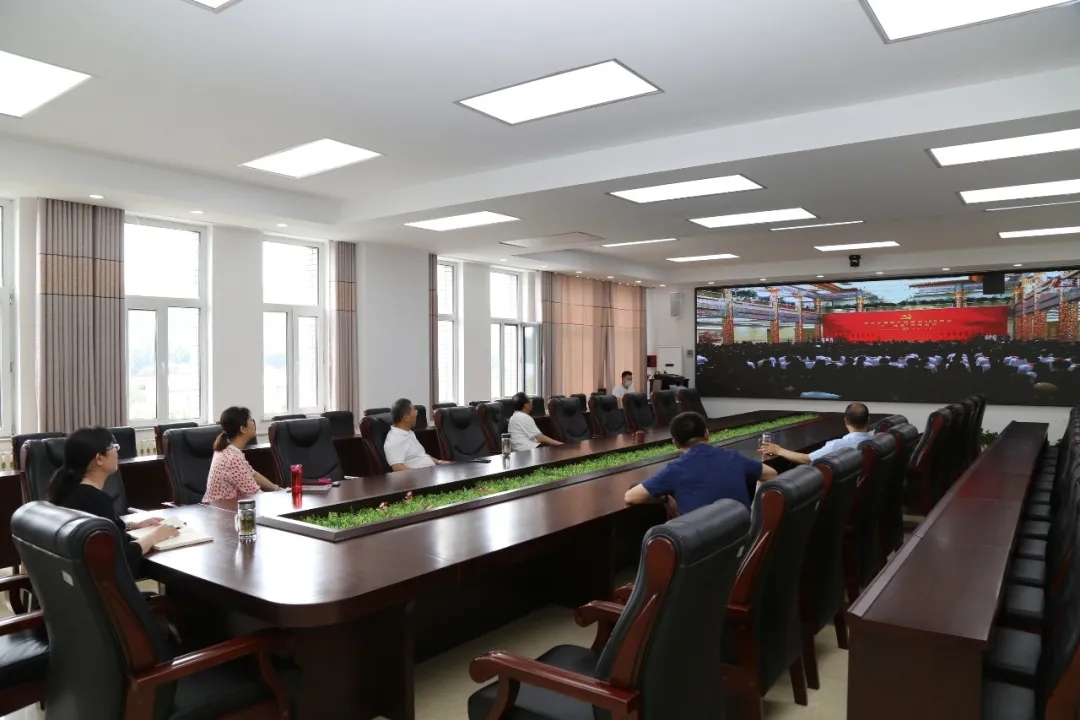 学校领导班子成员收看“七一勋章”颁授仪式