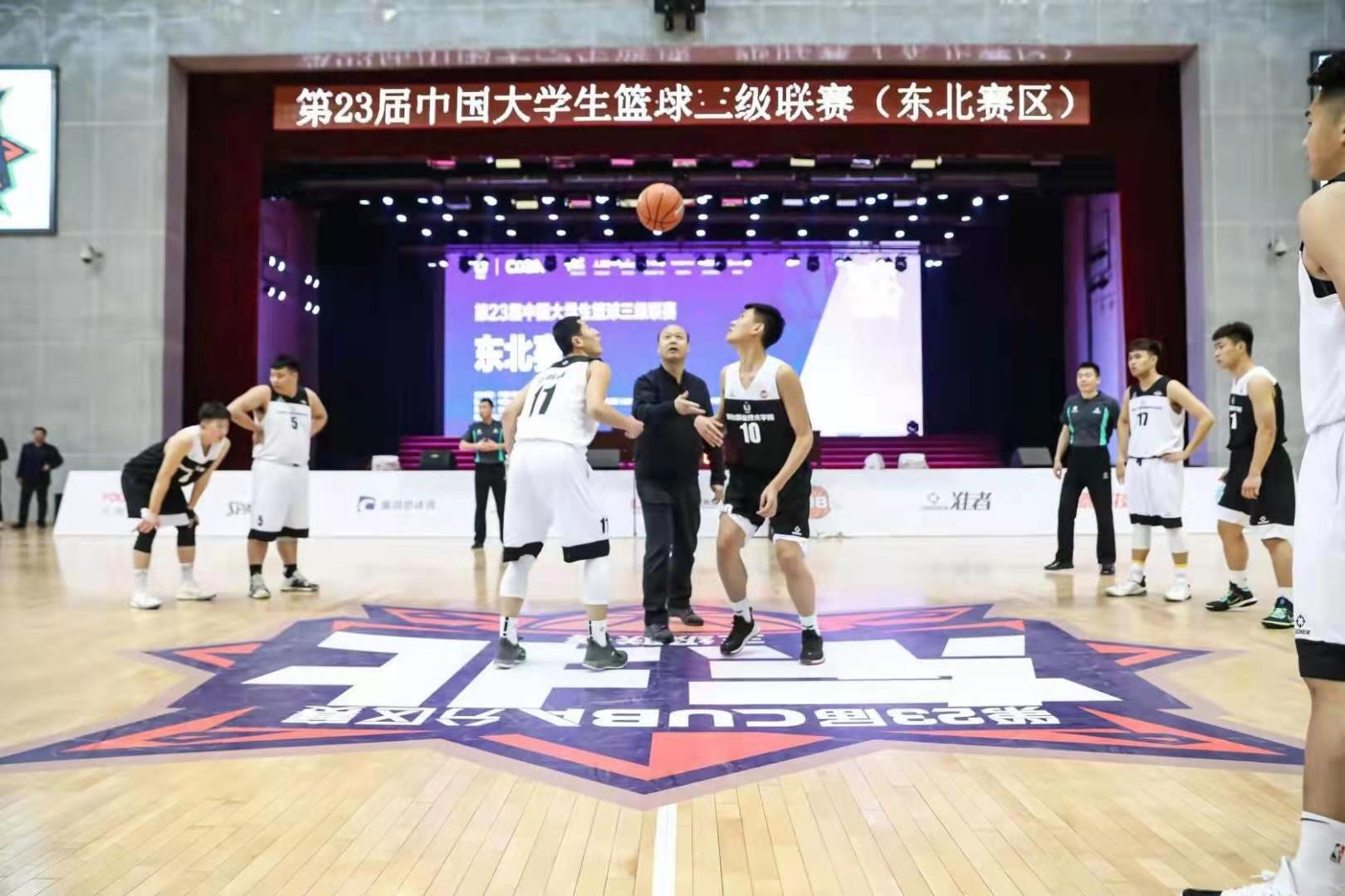 吉林省教育厅体育卫生与艺术教育处处长胡仁友为首场比赛跳球