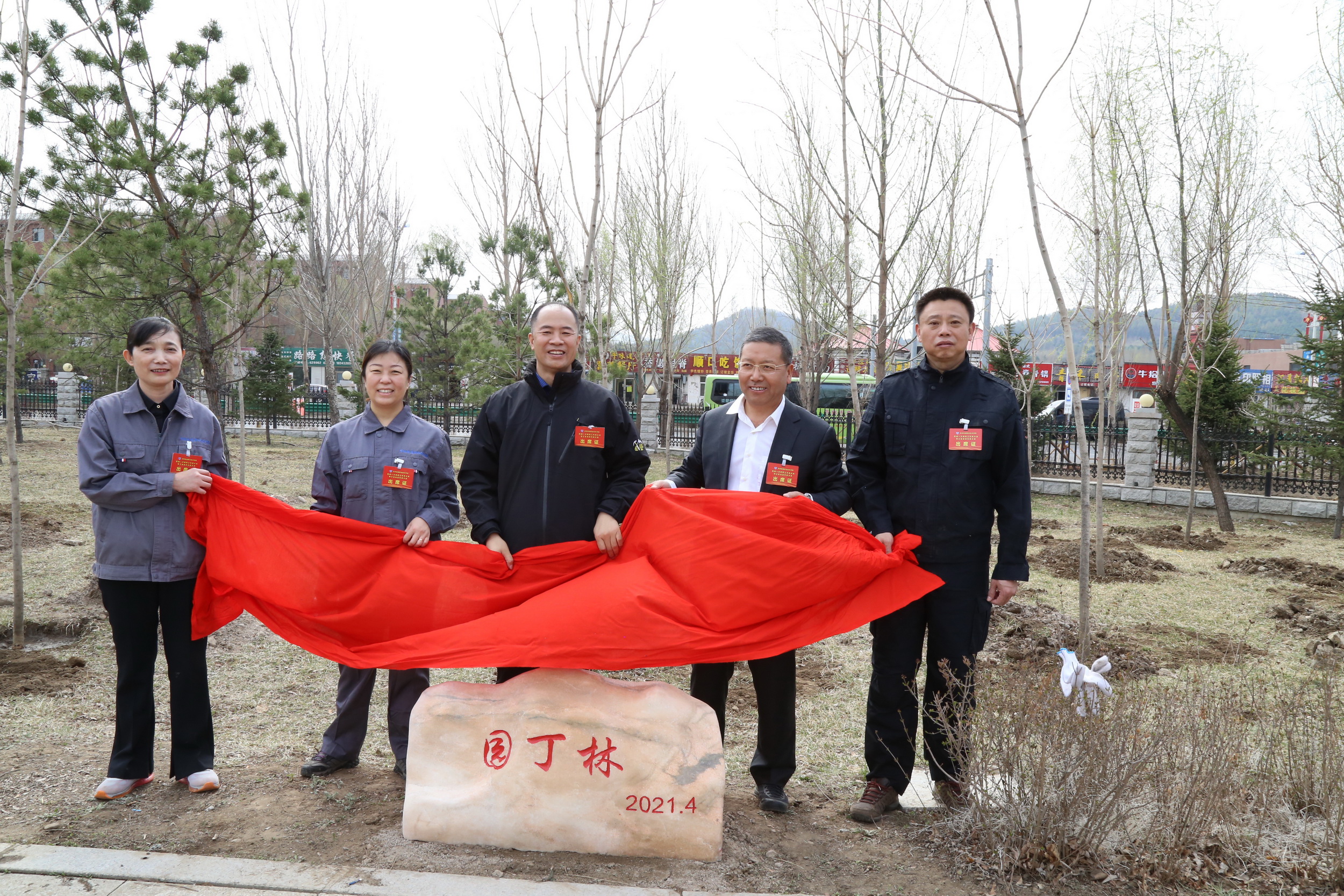 学校领导为园丁林落成揭幕