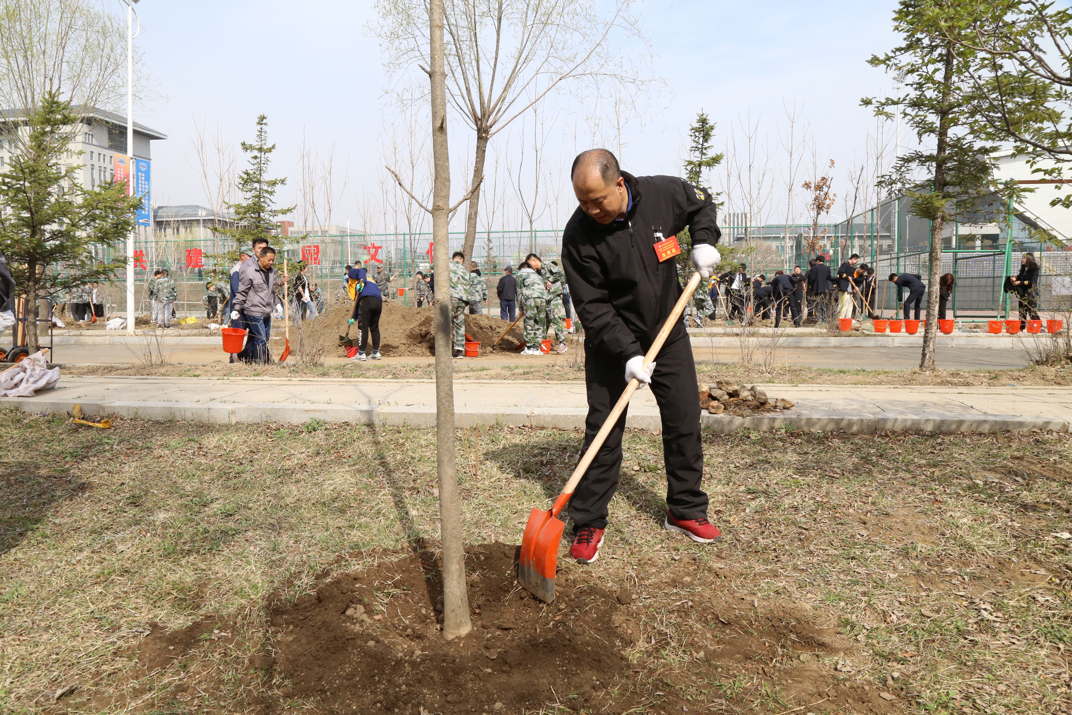 党委副书记、校长曹炳志在植树活动现场