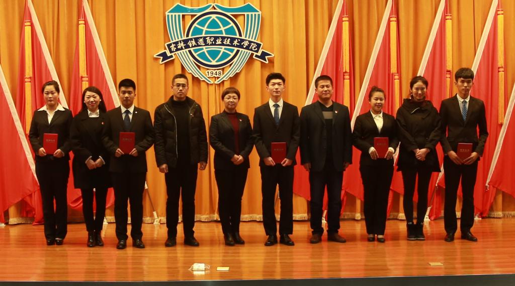 各分院总支书记为获得优秀奖选手颁奖