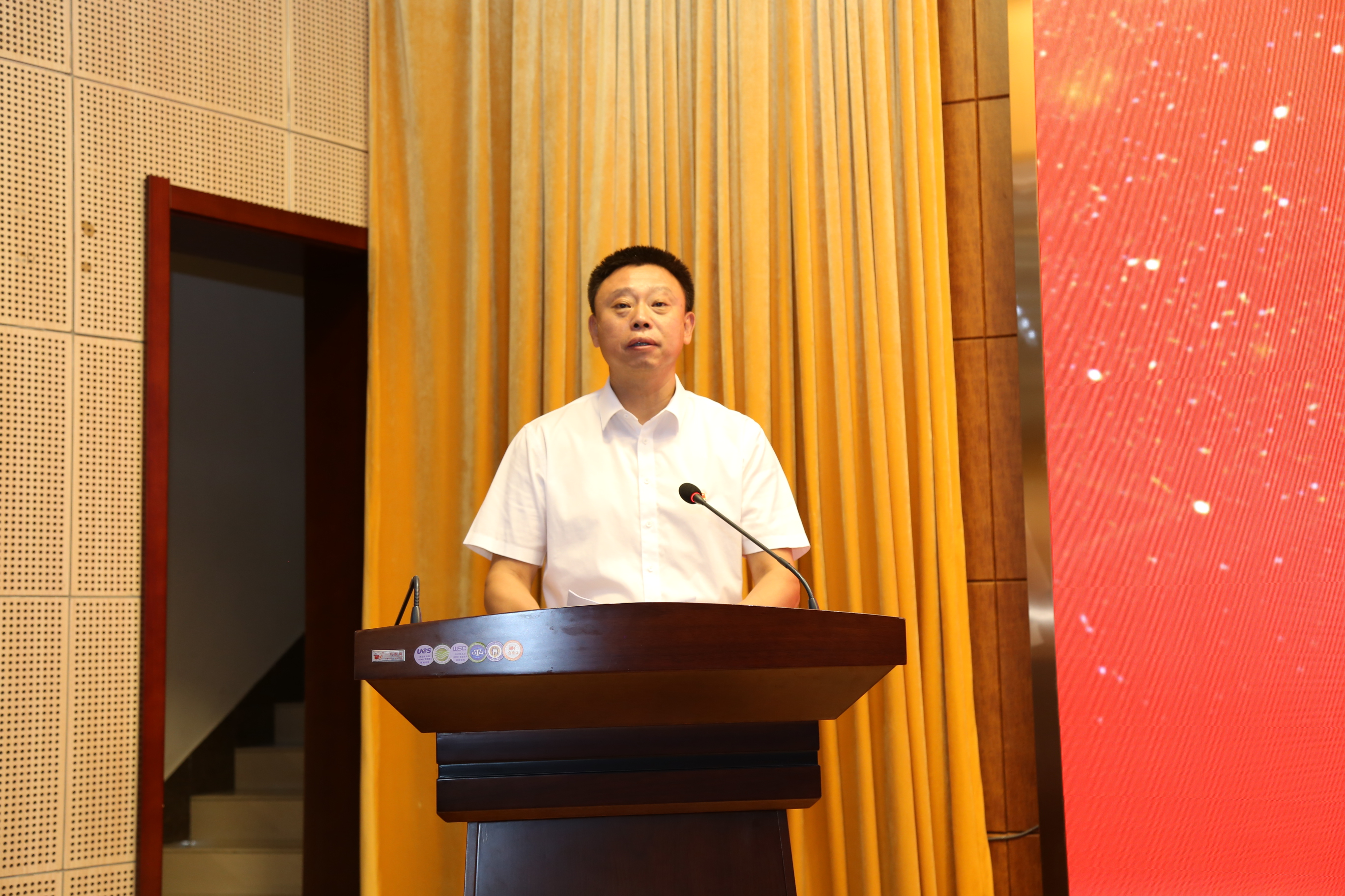 副校长李欣宣读表彰决定